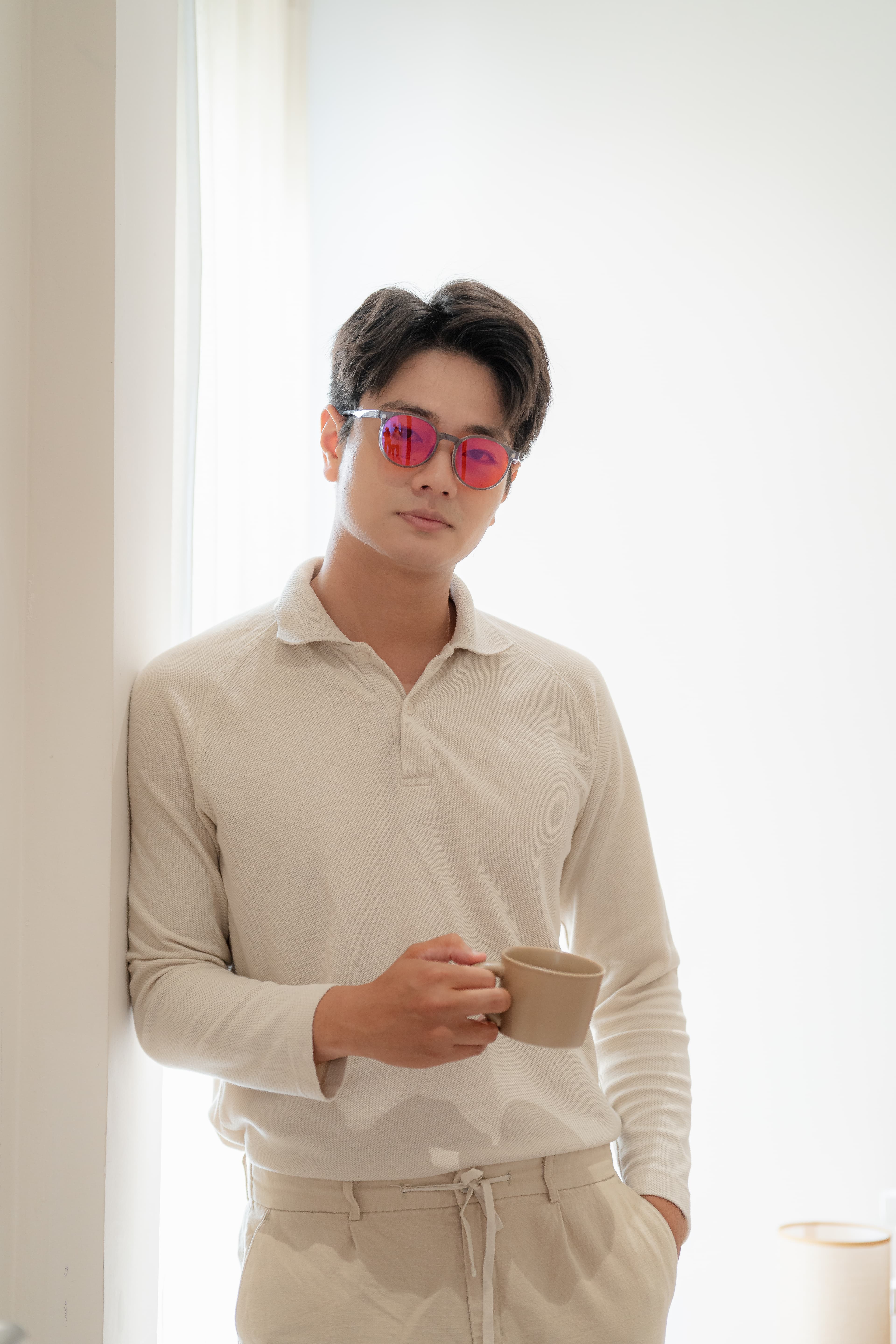 Người mẫu đeo kính REJUVV